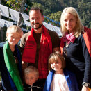 Ultimo november - : Kronprinsfamilien drar ut på reise. Sender hilsen hjem til jul, fra Sikkim i India  (Foto: NRK)